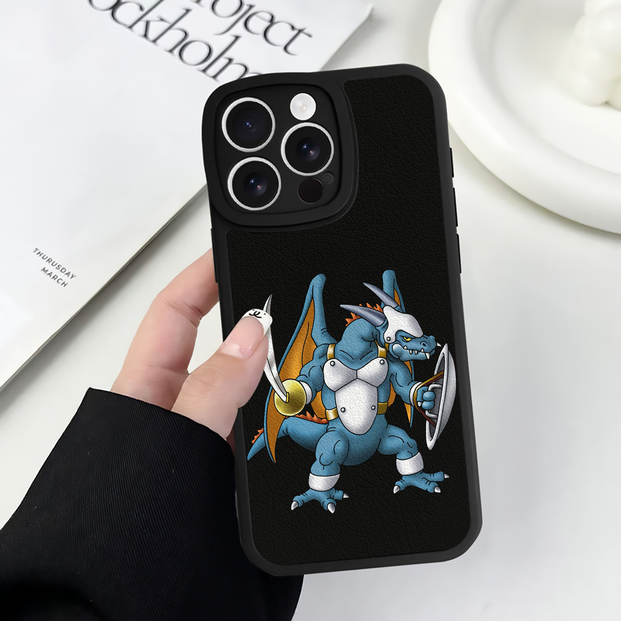 （画像用） ドラゴンクエスト Doragon Kuesuto Dragon Quest 【iPhone 16シリーズ対応】シリコンスマホケース（レザー調） 材質：シリコン